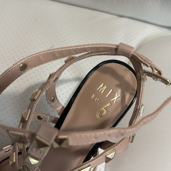 MAKE AN OFFER 🎉 Studded Heels - Picture 5 of 6